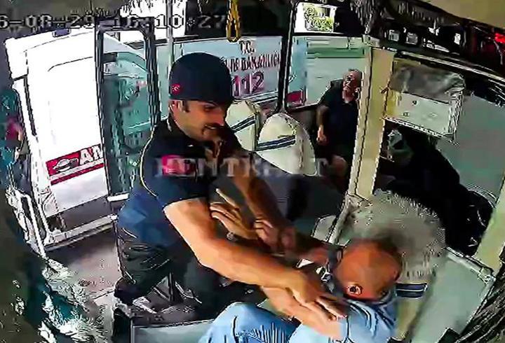 Adana'da yol verme kavgası: Ambulans şoförü, halk otobüsü şoförüne saldırdı