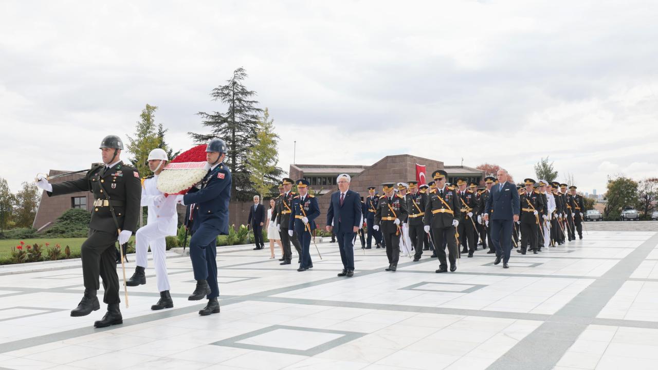 Bakan Güler, Devlet Büyükleri Anıt Mezarlığı'nı ziyaret etti