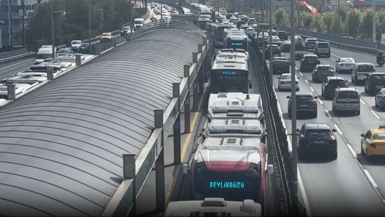 Mecidiyeköyde arızalanan metrobüs yoğunluğa neden oldu