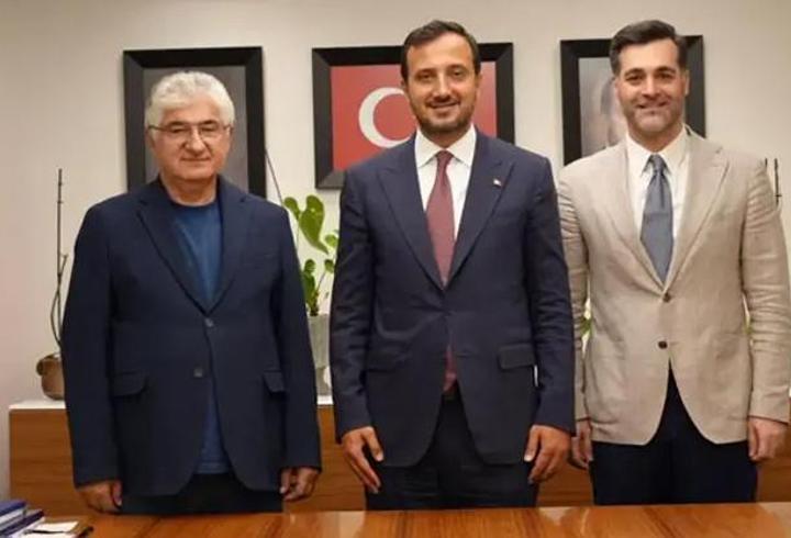 Üsküdar'da 4 CHP'li meclis üyesi AK Parti'ye katıldı