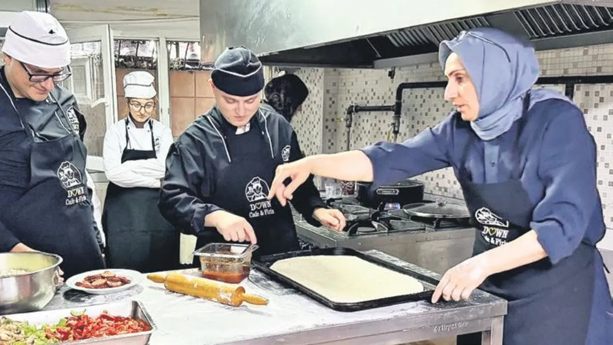 Engelli gençler kafede hayata hazırlanıyor