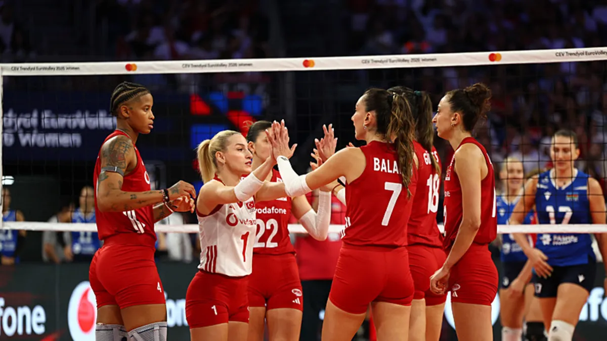 CANLI | Türkiye-Sırbistan maçı! Filenin Sultanları final için sahada