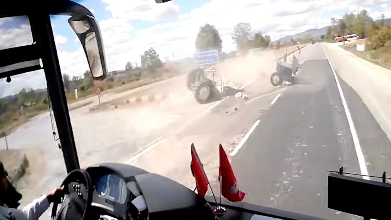 Kastamonu'da otomobille çarpışan traktör ikiye ayrıldı: 3 yaralı
