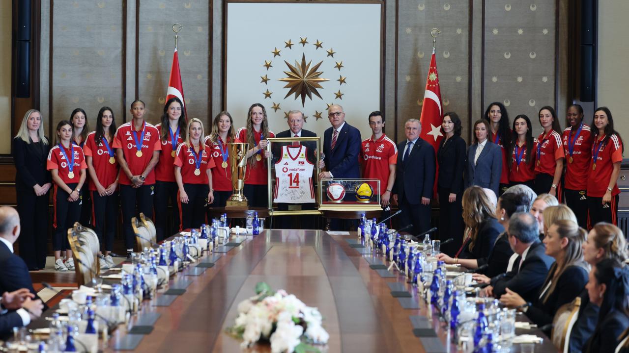 Cumhurbaşkanı Erdoğan, Avrupa Şampiyonu olan Filenin Sultanları'nı kabul etti