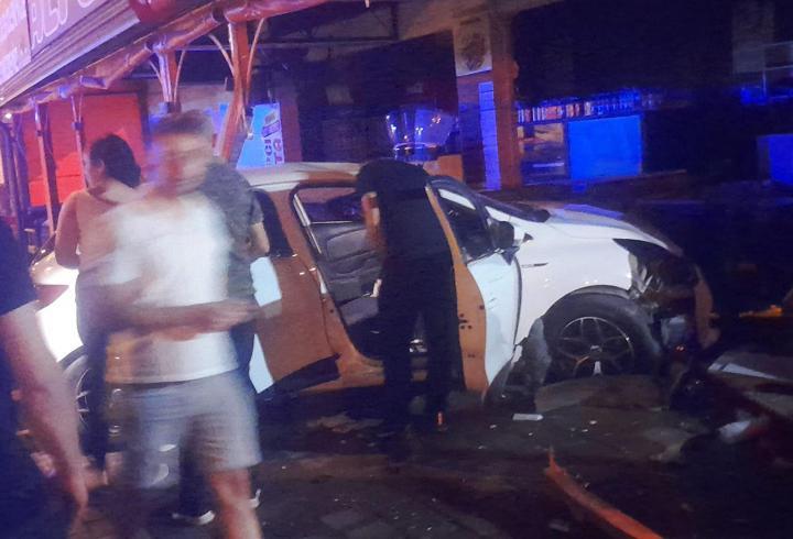 Otomobilin restorana çarptığı kaza kamerada