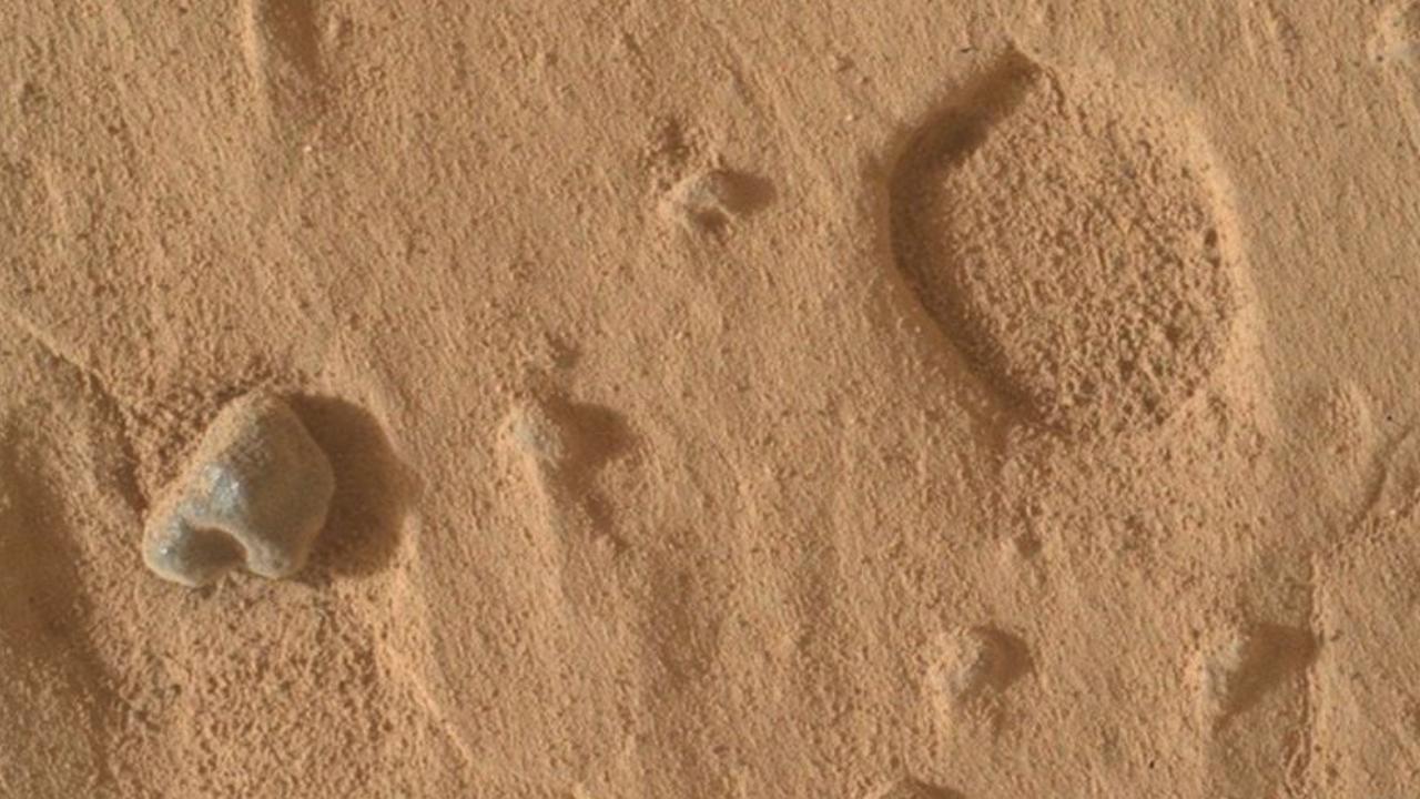 NASA Mars'ta gizemli delikler buldu