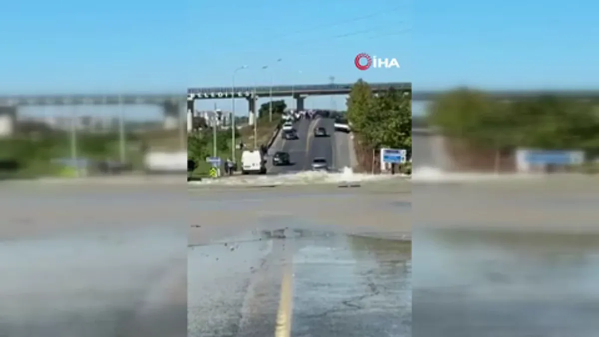 SON DAKİKA | Başakşehir'de su borusu patladı: Caddeler göle döndü!