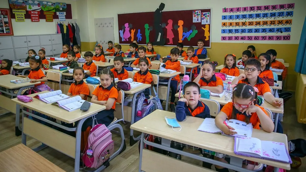 SON DAKİKA... İstanbul Valiliği duyurdu! 2026-2027 Eğitim-Öğretim yılının ilk günü ders saatleri değişti: İşte alınan tedbirler!