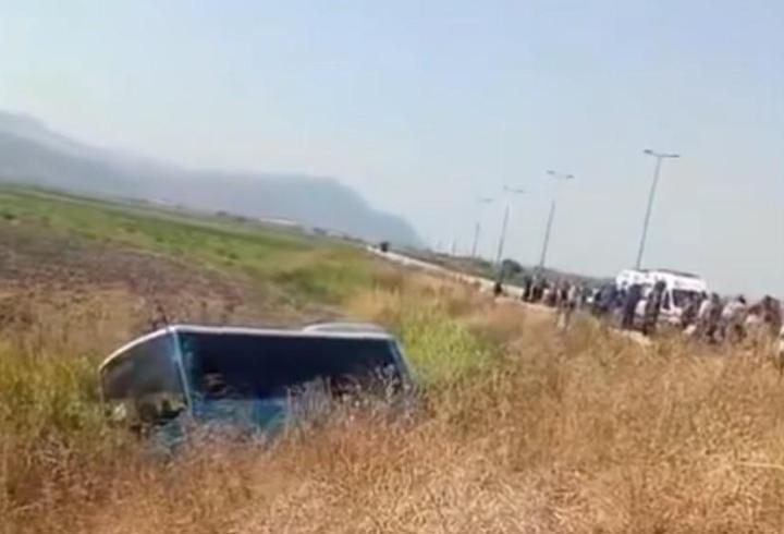 Hatay'da halk otobüsü tarlaya uçtu