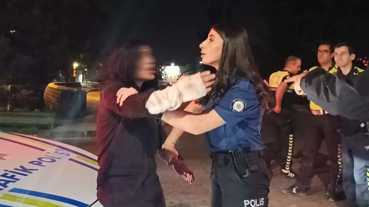 Bursa'da akılalmaz anlar: Polislere saldırdı, gazetecilere tükürdü! 'Sanatçıyım ben'