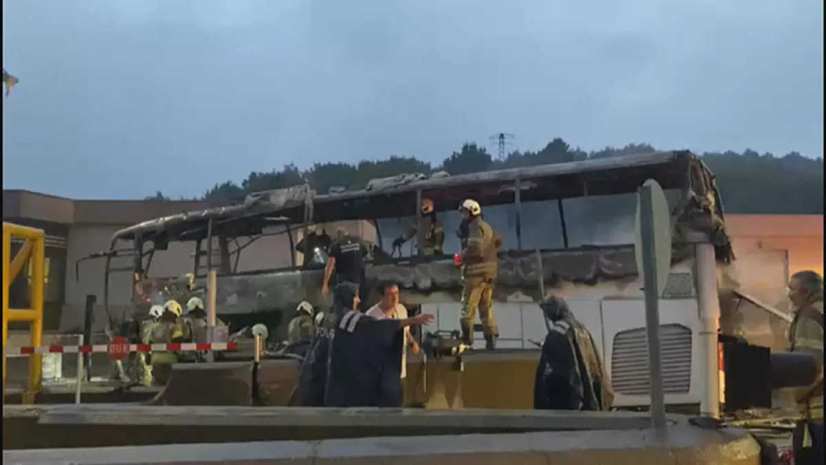 Kuzey Marmara Otoyolu’nda şehirler arası yolcu otobüsü gişelere çarptı!