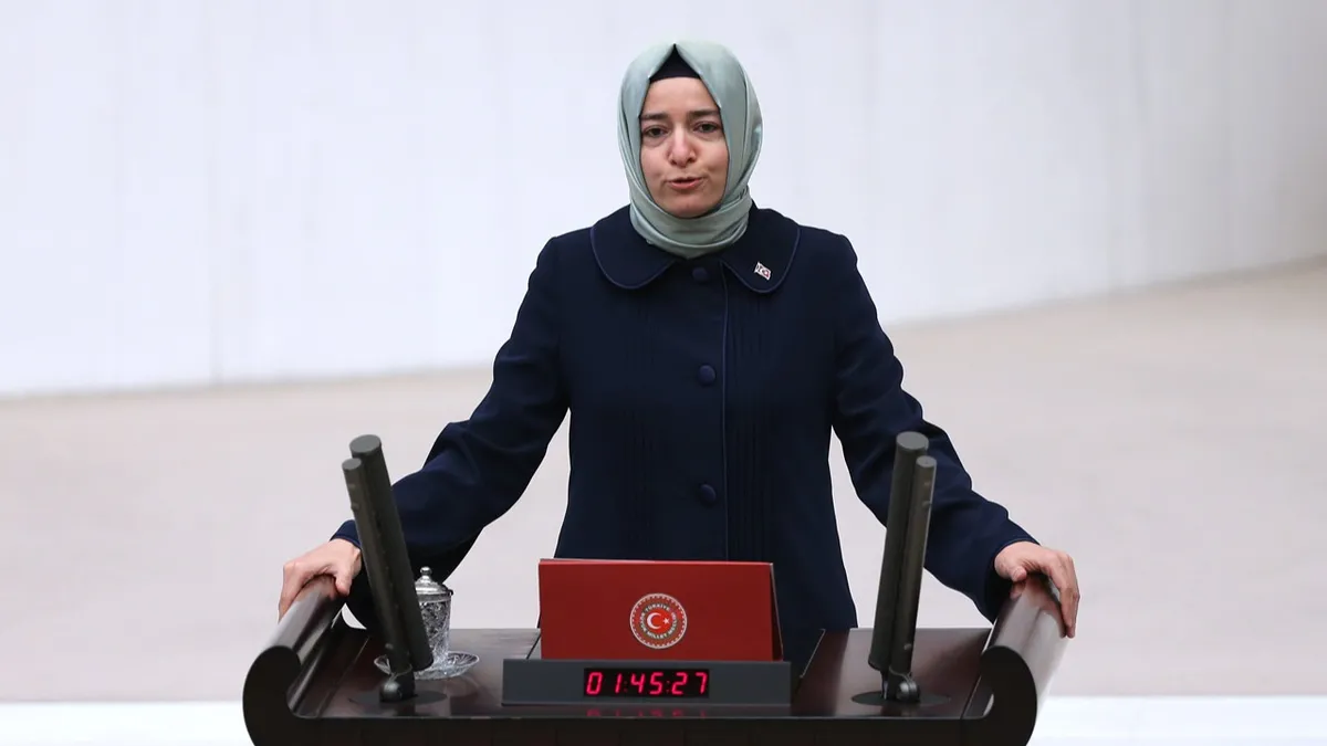 AK Parti Genel Başkan Yardımcısı Fatma Betül Sayan Kaya görevinden istifa etti