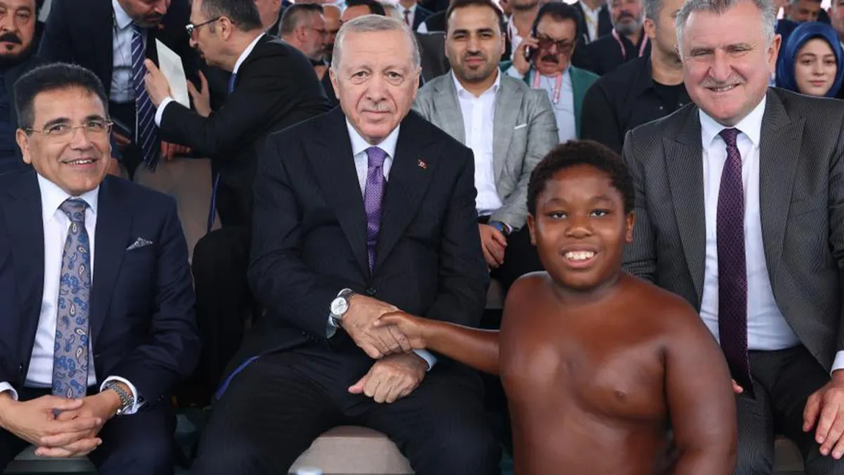 Tanzanyalı Arap Osman'dan Başkan Erdoğan'a gülümseten yanıt: "Siz isterseniz yenerim!"