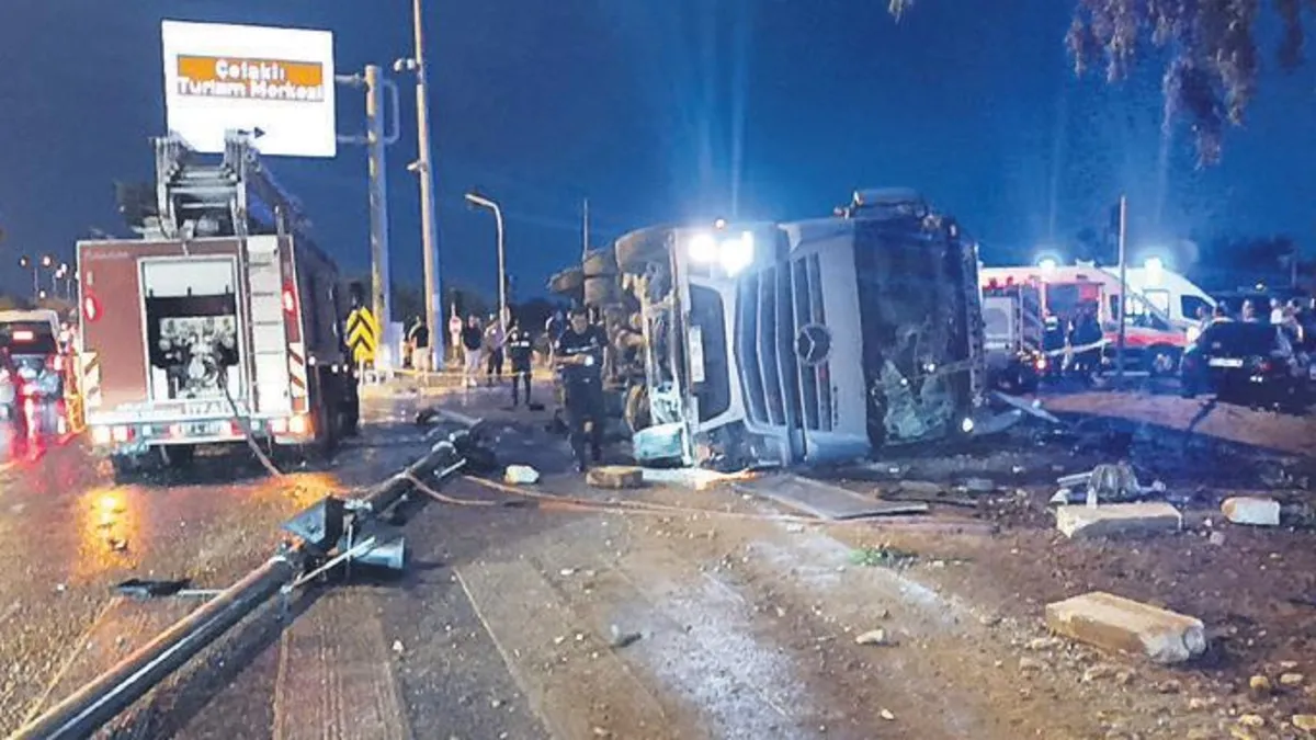 Durakta bekleyenlerin üzerine tır devrildi
