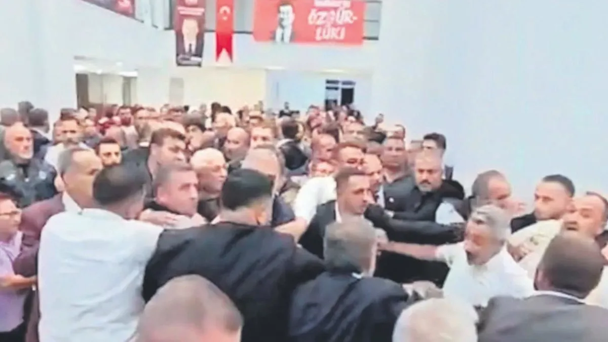 Yeni Parti’de yumruklar konuştu