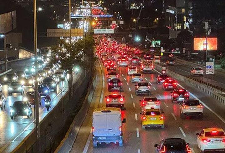 SON DAKİKA HABERİ: İstanbul'da trafik yoğunluğu yüzde 85'e çıktı