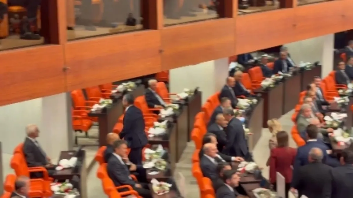 SON DAKİKA… Yeni Parti’den Genel Kurul’da skandal tavır! Ayağa kalkmadılar salonu terk ettiler