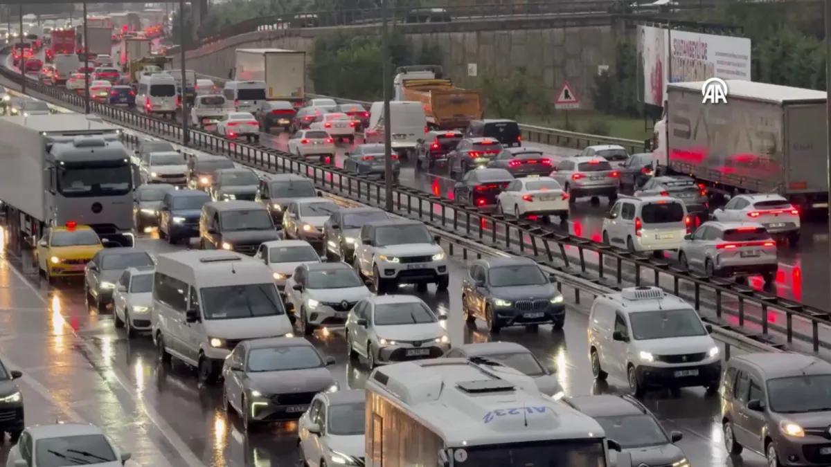 İstanbul'da trafik durma noktasında: Yoğunluk yüzde 89'a ulaştı!
