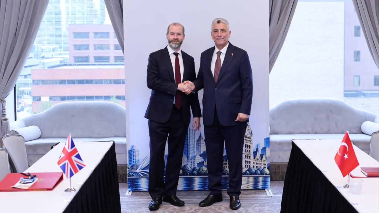 Bakan Bolat, İngiliz mevkidaşı ile görüştü