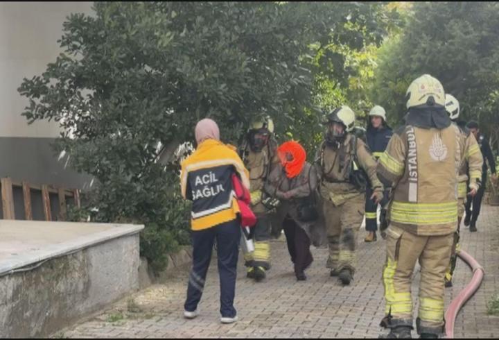 Kadıköy'de 8 katlı binada yangın; mahsur kalanlar var
