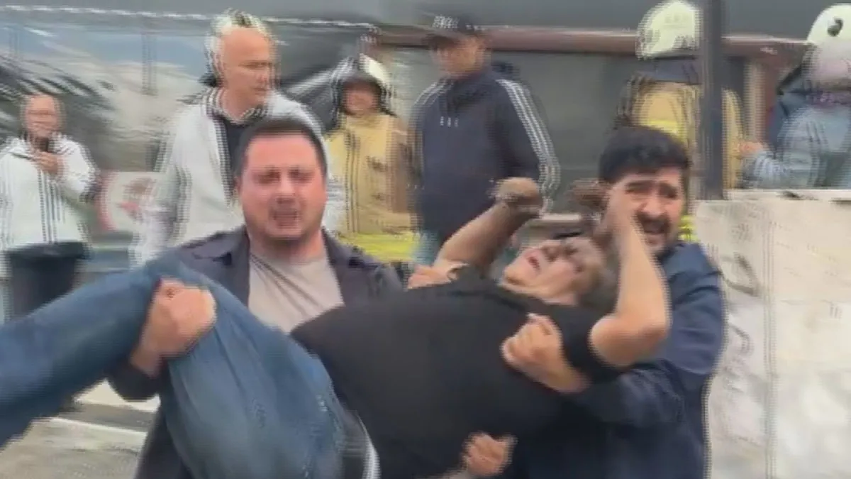 SON DAKİKA… Kadıköy’de korkutan yangın! 8 katlı binayı alevler sardı: 14 kişi kurtarıldı!