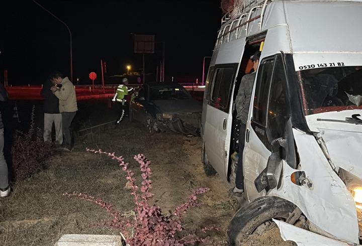 Sivas'ta otomobil ile minibüs çarpıştı: 2 yaralı