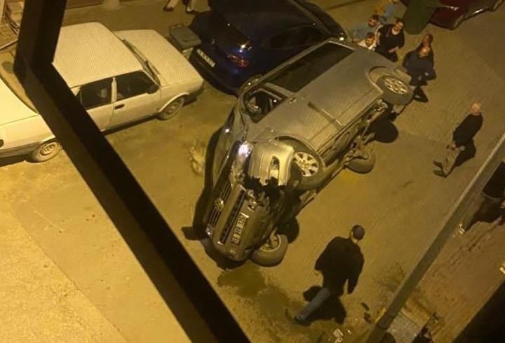 Bursa'da elektrik panosuna çarpıp devrilen minibüsün sürücüsü kaçtı