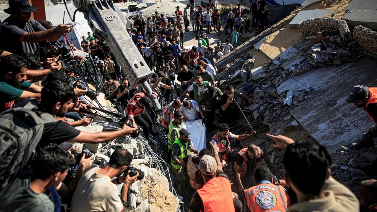 Katil İsrail'in Gazze'ye saldırılarında hayatını kaybedenlerin sayısı 74 bin 250'ye yükseldi