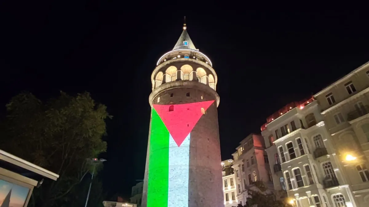 İstanbul Gazze için tek yürek: Bakan Ersoy'dan zulme karşı birlik çağrısı! Galata Kulesi Filistin bayrağıyla aydınlandı
