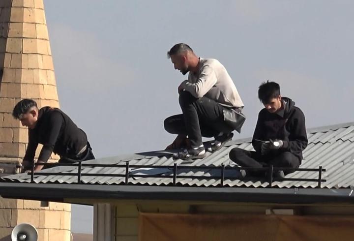 Sivas'ta işçilerin çatıda tehlikeli mesaisi