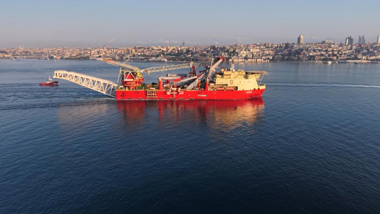 Bakan Uraloğlu'ndan İstanbul Boğazı'ndan geçen gemiye ilişkin paylaşım