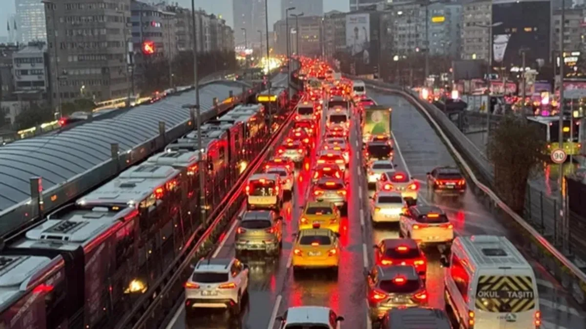 İstanbul'da trafik kilitlendi! Yoğunluk yüzde 90'a dayandı