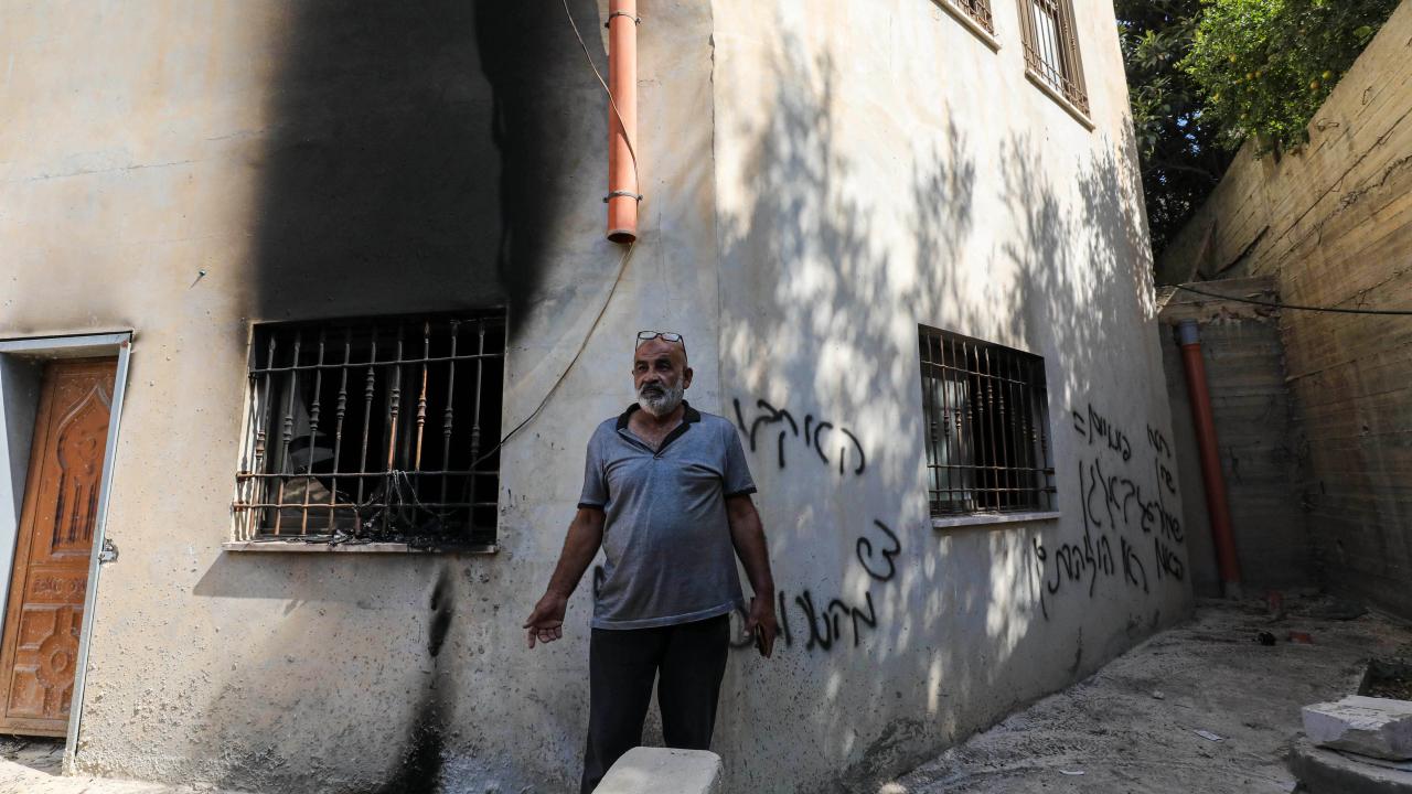 İşgalci İsraillilerin evini kuşattığı Filistinli aile pencereden elini uzatsa gözaltına alınabiliyor