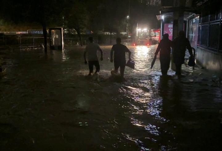 Ayazağa’da su baskınları ve elektrik kesintisi: Mahalleler karanlığa gömüldü