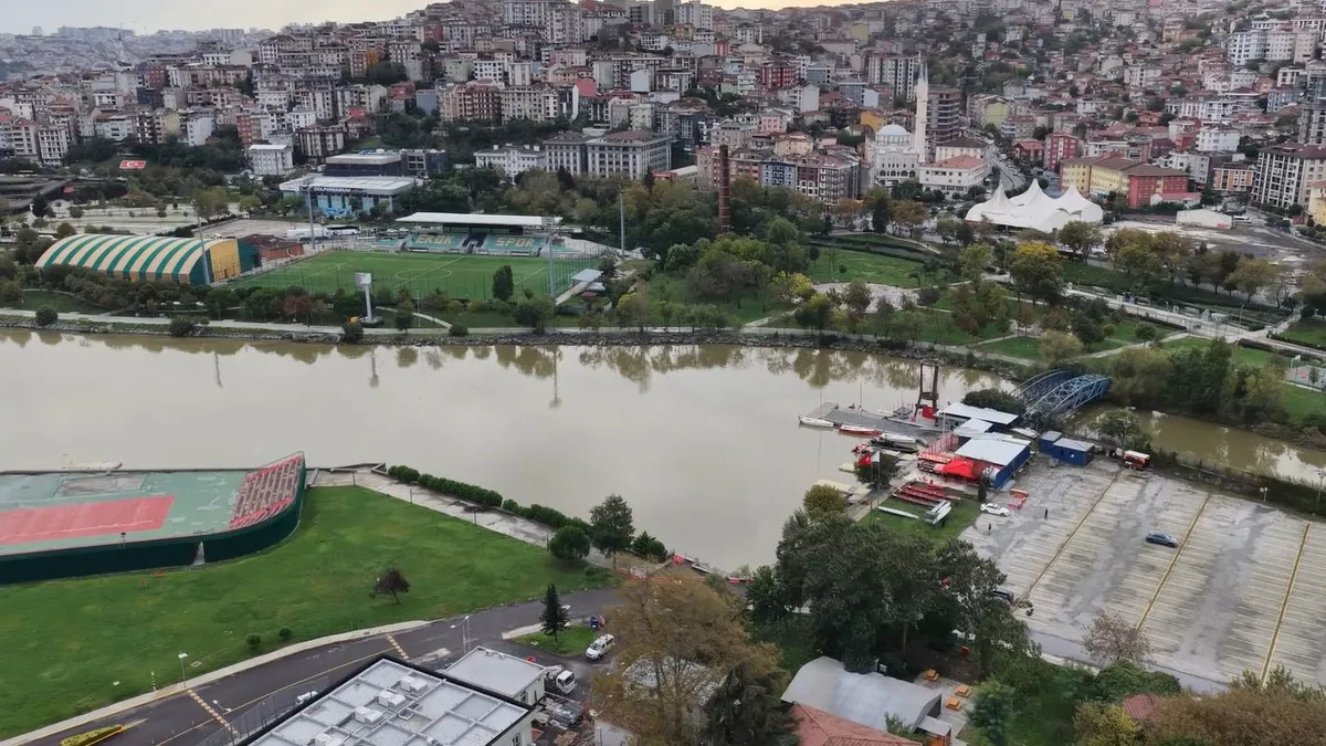 İstanbul'da günlerdir sel çilesi sürüyor: Haliç'in rengi çamura döndü!