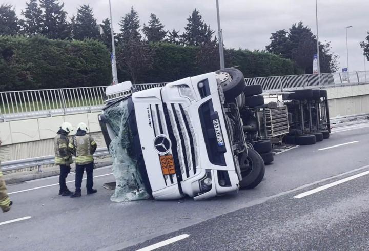 Bakırköy'de tanker devrildi; sızıntı nedeniyle yol kapatıldı