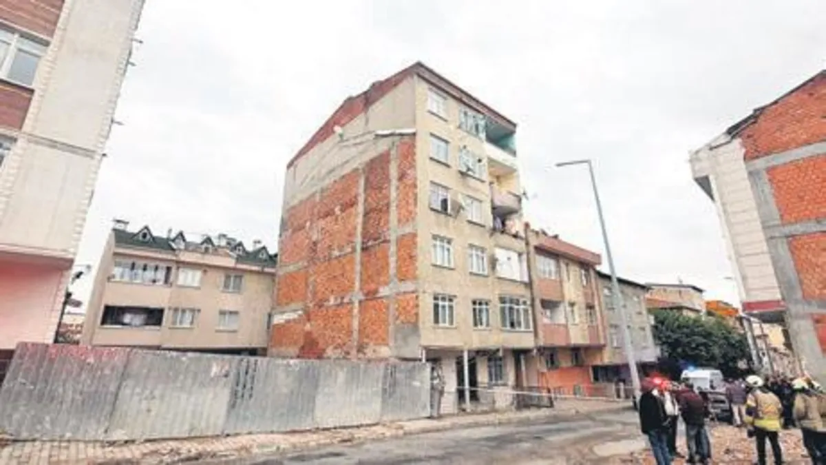 7 katlı bina çatlaklar sebebiyle tahliye edildi