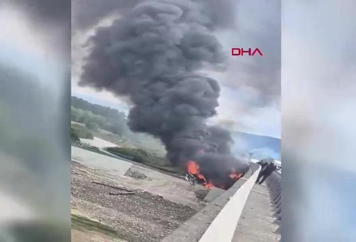 Köprüden uçan TIR alev alev yandı! Araçtan atlayan şoför, son anda kurtuldu