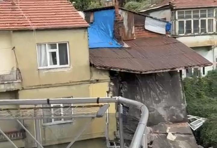 Sağanak nedeniyle dün bir duvarı yıkılan ev bugün çöktü