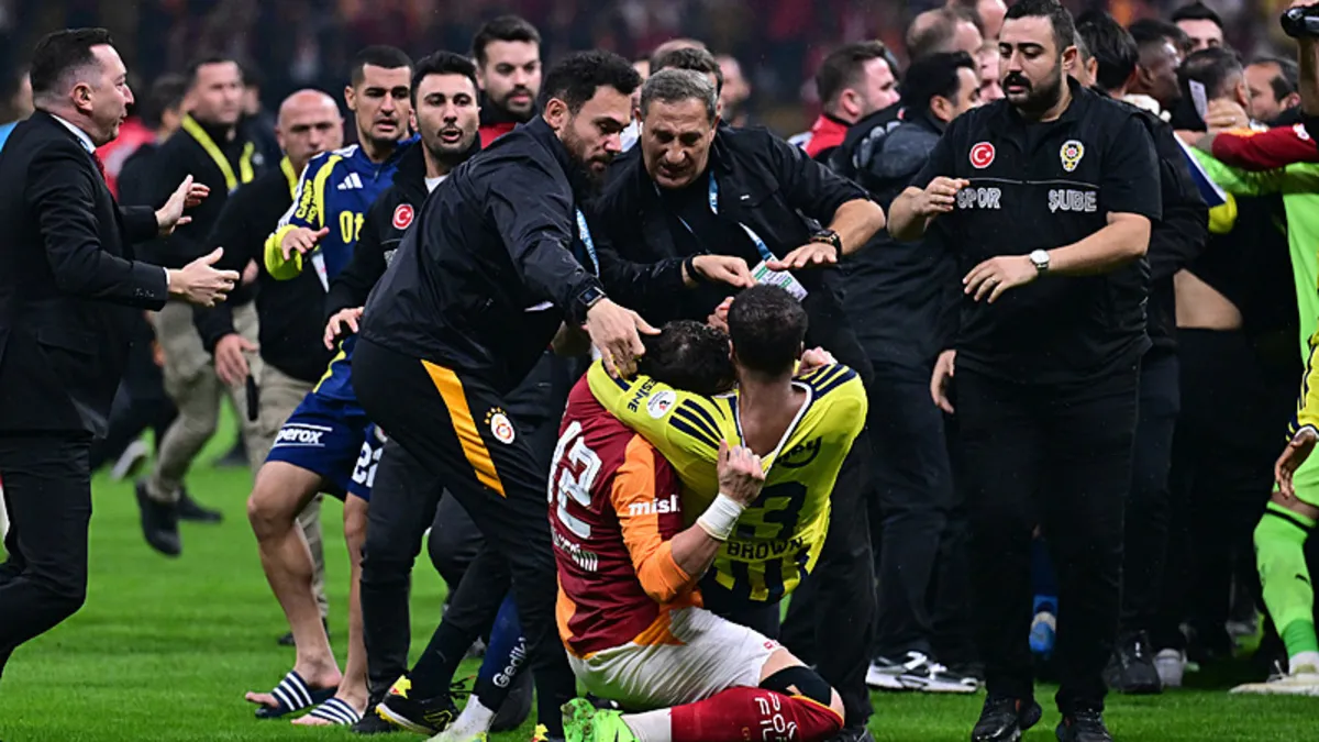 Fenerbahçe'den derbide yaşananlar için açıklama! "Sorumluları cezasız bırakılmamalıdır"