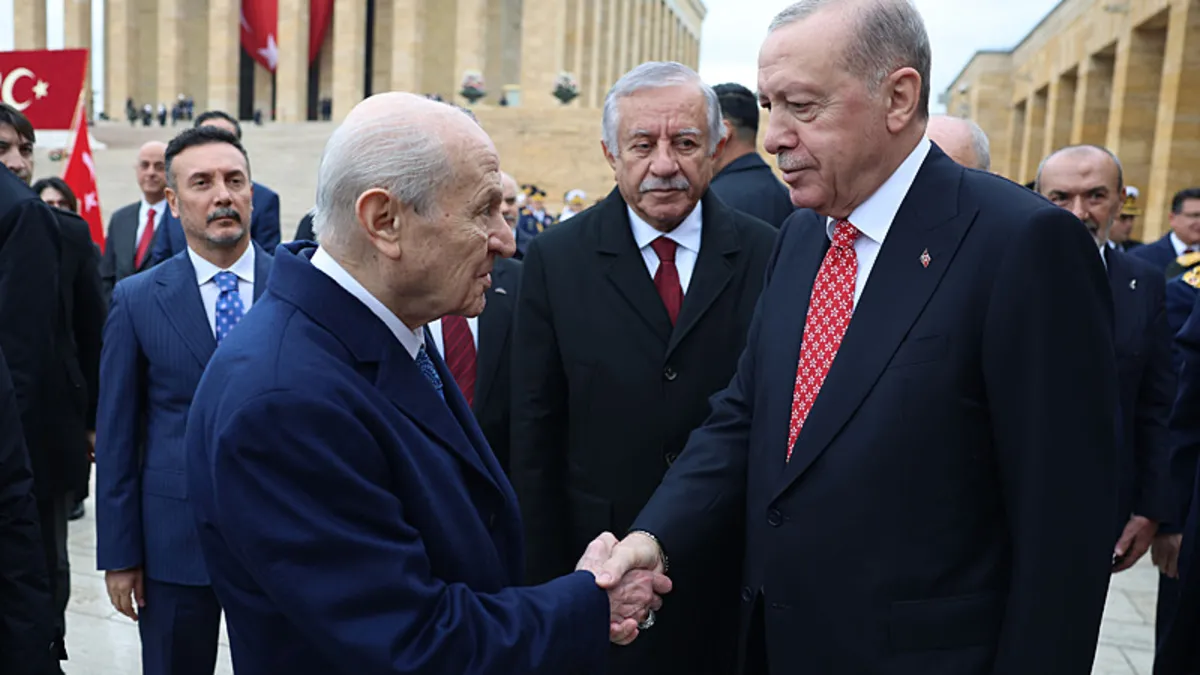 SON DAKİKA… Başkan Erdoğan’ın kırmızı KAAN kravatında gök vatanda bağımsızlık vurgusu