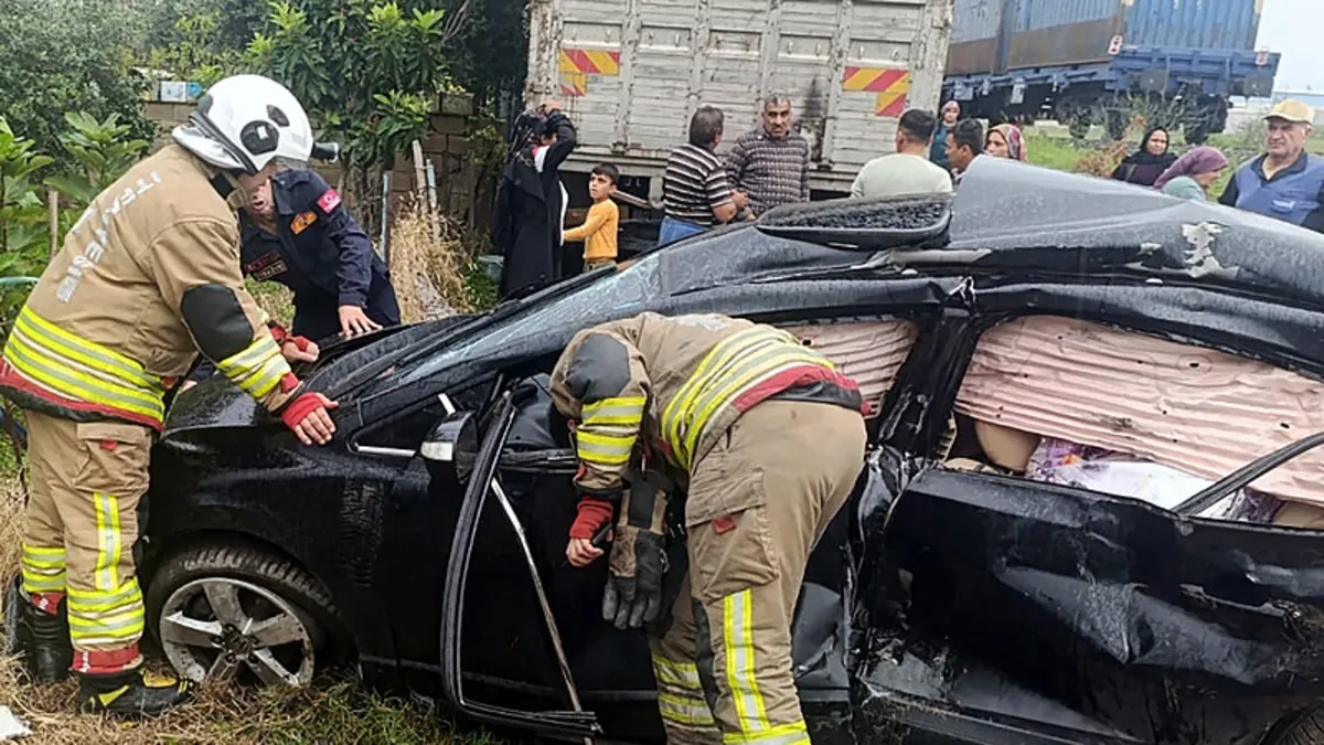 Hatay'da feci kaza: Trenin çarptığı otomobil metrelerce sürüklendi! 1 ölü, 1 yaralı